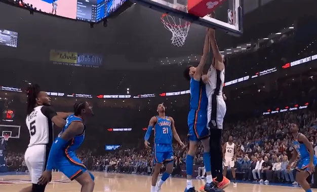 欧洲杯直播-文班亚马强攻霍姆格伦直接隔扣，随后又在头上完成空接暴扣