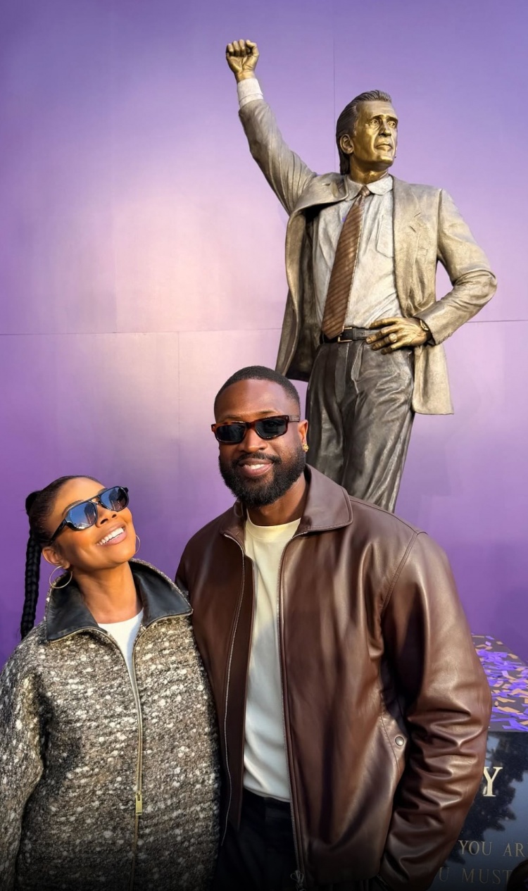 韦德晒与莱利雕像合影：能在你手下打球是我的荣幸！