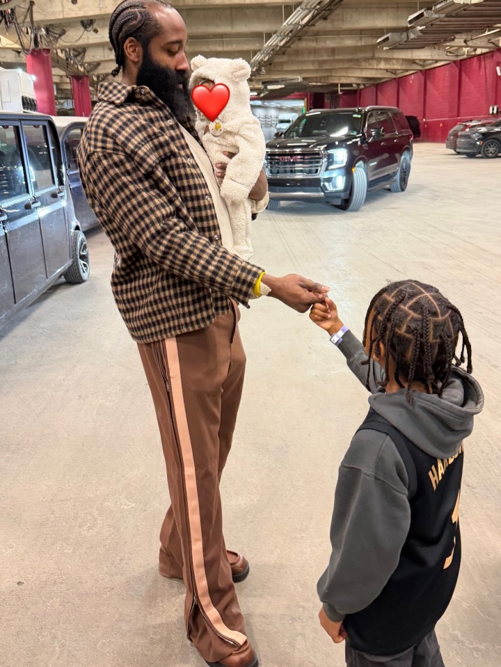 足球直播-超级奶爸！女友晒哈登抱着孩子和自己的孩子拉手指